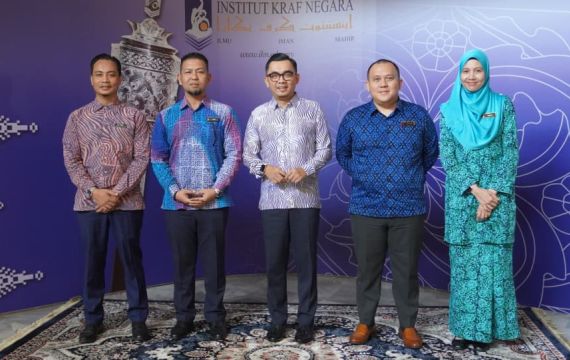 Lawatan Rasmi Yang Berusaha Pengerusi Lembaga Pengarah Kraftangan Malaysia Ke Institut Kraf Negara (IKN)